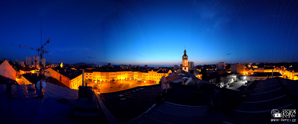 místecké náměstí a&nbsp;kostel sv. Jakuba za soumraku